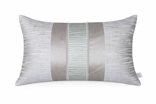 Luxe handgemaakt sierkussen Gleam van De Leur Interieur met rijke texturen en elegante uitstraling.