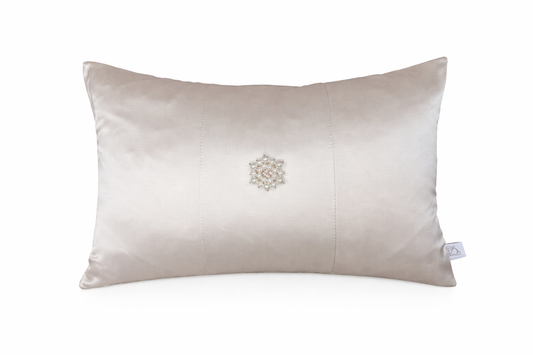 Handgemaakt luxe sierkussen Perla van De Leur Interieur in champagne- en taupetinten met verfijnde parel details.