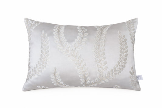 Handgemaakt luxe sierkussen Petal van De Leur Interieur met zachte tinten en verfijnde afwerking.